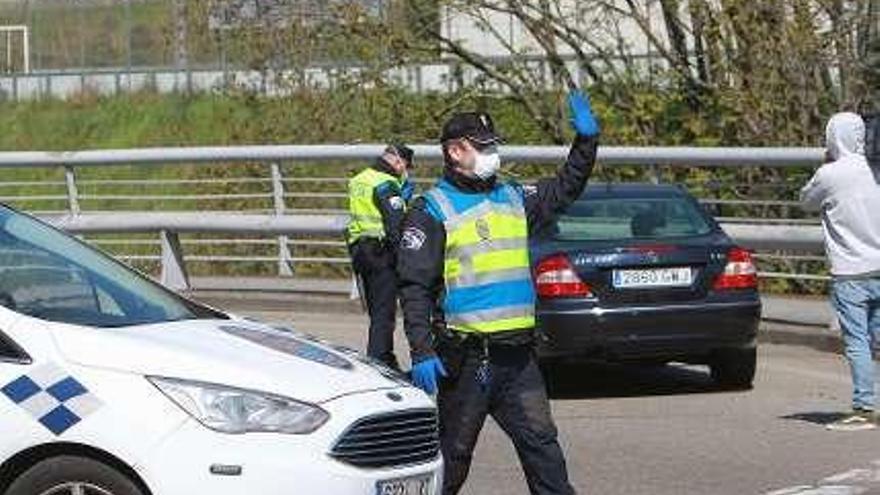 Los agentes, protegidos en los controles.  // I. Osorio