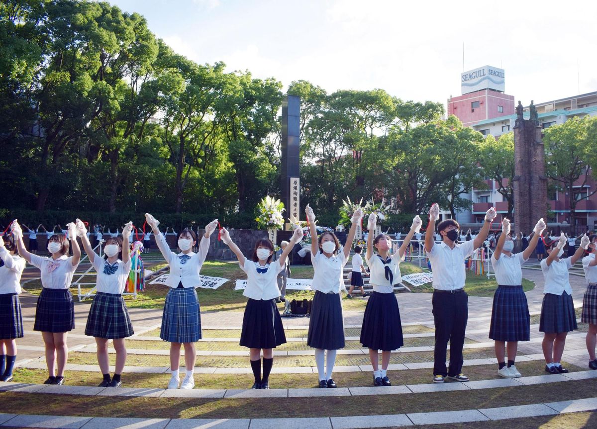 Nagasaki (Japan), 08/08/2022.- Highschool students appeal for peace at Hypocenter park in Nagasaki, southern Japan, 09 August 2022. Nagasaki marks the 77th anniversary of the atomic bombing on 09 August. In 1945, the United States dropped two nuclear bombs over the cities of Hiroshima and Nagasaki on 06 and 09 August respectively, killing more than 200,000 people. (Japón, Estados Unidos) EFE/EPA/JIJI PRESS JAPAN OUT EDITORIAL USE ONLY/