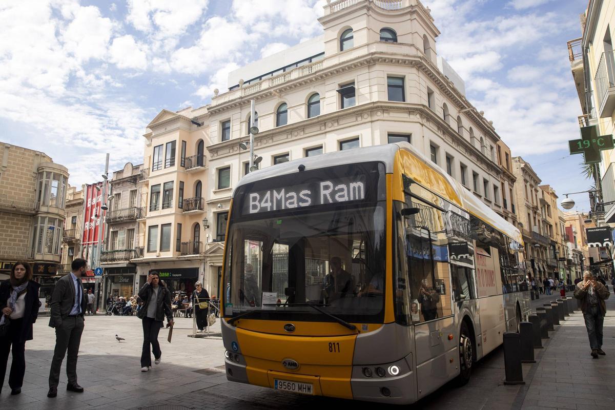 Tráfico actual en la calle Francesc Layret de Badalona, a la altura de la plaza de la Vila