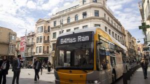 Tráfico actual en la calle Francesc Layret de Badalona, a la altura de la plaza de la Vila