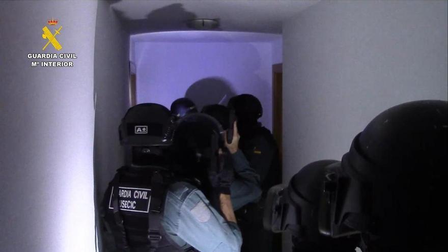 Guardias civiles de la USECIC de Canarias entran en el piso de Tenerife utilizado por la banda de trata de seres humanos desarticulada en la Operación Sortie.
