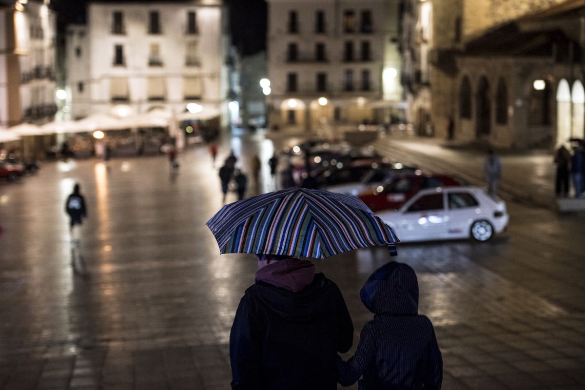 Fotogalería | La lluvía no ensombrece el rally de coches clásicos en la plaza Mayor de Cáceres