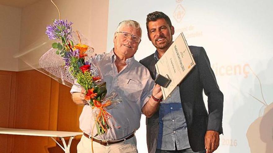 Josep Gomáriz, a l&#039;esquerra, amb l&#039;alcalde de Sant Vicenç, Josep Torres, després de la rebre la distinció