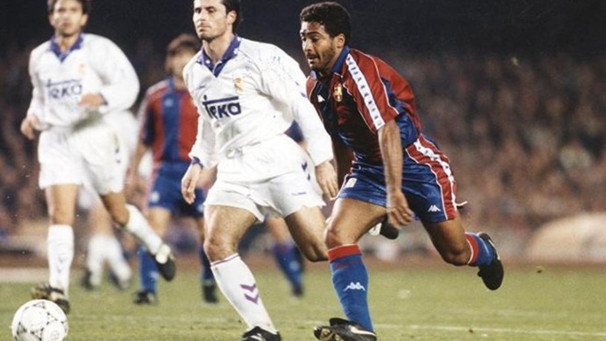 Romario culmina su 'cola de vaca' sobre Alkorta en uno de sus tres goles del 5-0 al Real madrid el 8 de enero de 1994