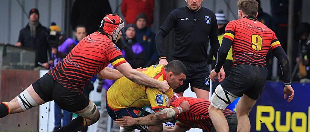 Una jugada del Bélgica-España de rugby ante el árbitro, Vlad Iordachescu.