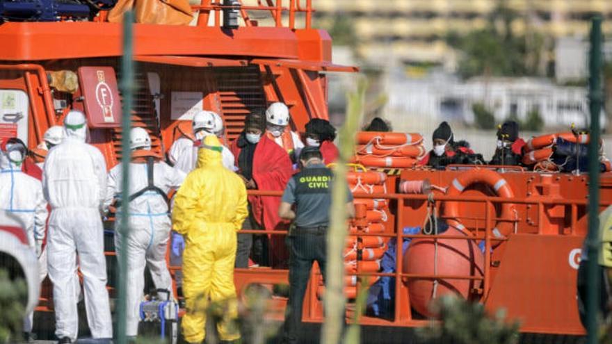 Migrantes llegados al puerto de Los Cristianos la pasada semana.