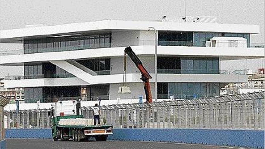 Labores de desmontaje del circuito urbano de velocidad tras la carrera del domingo.