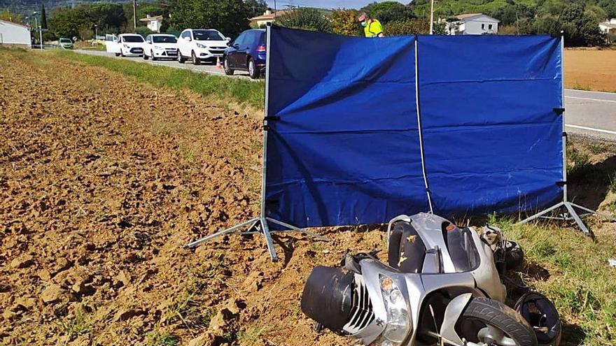 Vehicle accidentat a la carretera de Sant Gregori, ahir.