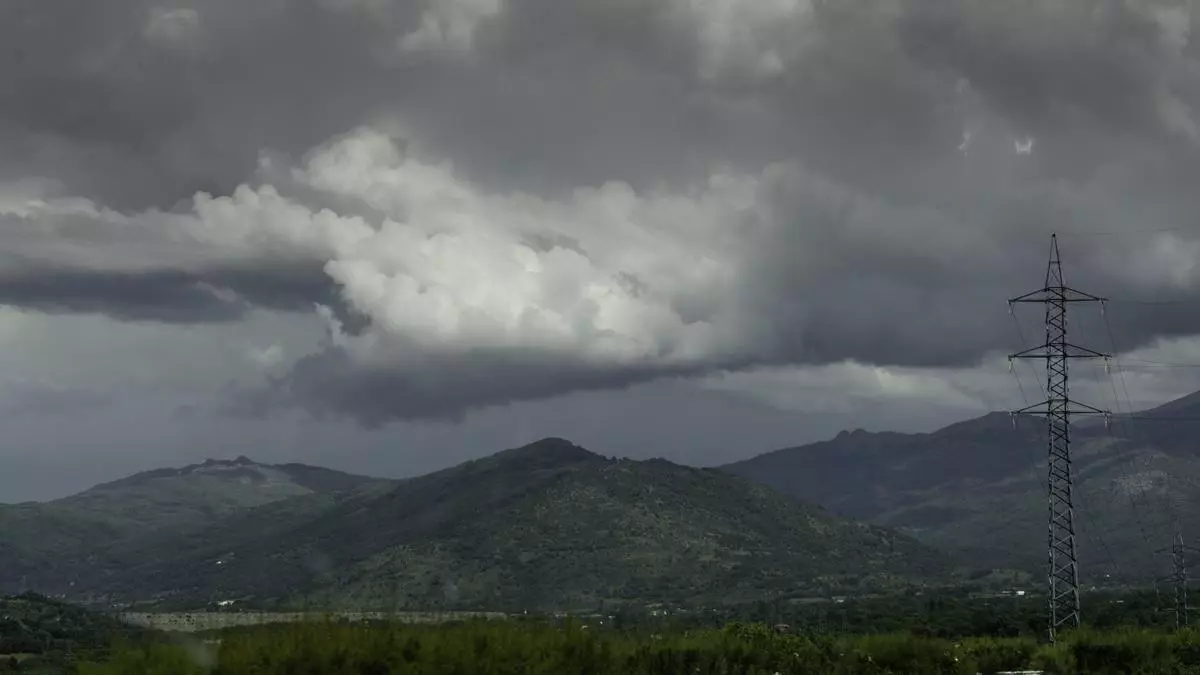 El tiempo se complica en Extremadura con tormentas y bajada de temperaturas por la presencia de dos danas