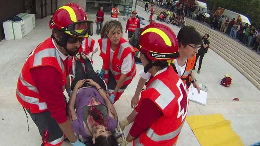 600 personas participan en el simulacro de emergencia del Palacio de Congresos de Cáceres