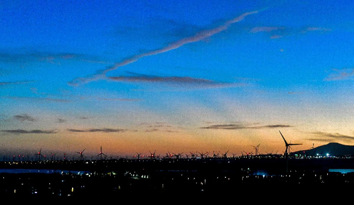 Vista nocturna del sureste de Gran Canaria con varios parques eólicos en el horizonte.