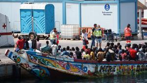 Imagen de archivo de una embarcación con 157 personas inmigrantes a bordo que llegó a Tenerife en cayuco.
