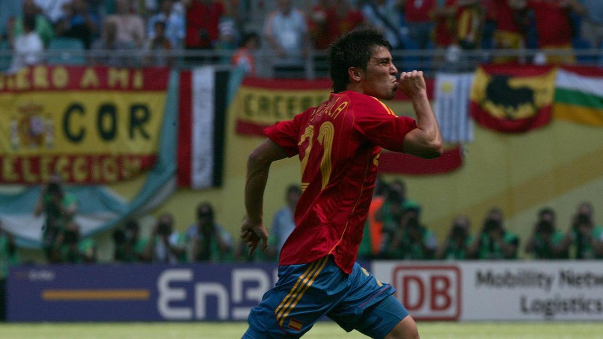 El asturiano se ganó de pleno derecho que Luis Aragonés lo llamara para la Copa del Mundo de Alemania en 2006. Villa debutó como titular frente a Ucrania e hizo el primero de los tantos del partido.