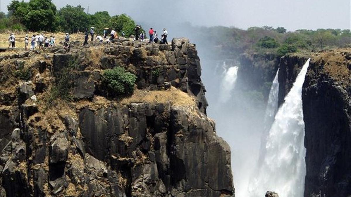 Una imagen de archivo de las cataratas Victoria, situadas en la frontera entre Zimbabue y Zambia, a las que Bárcenas hizo un viaje de lujo con su mujer en 1998, presuntamente financiado por la trama Gürtel. AFP