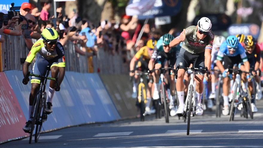 Girmay abandona el Giro tras convertirse en el primer ciclista negro en ganar una etapa