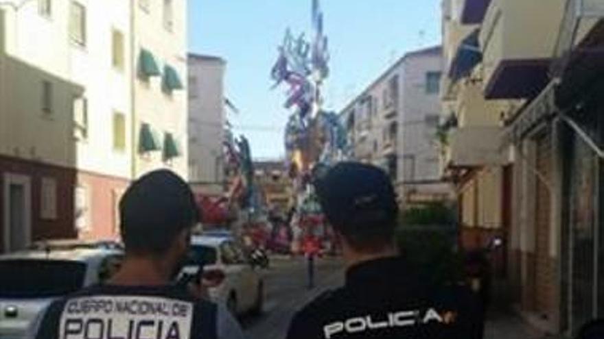 Los agentes durante el registro con la hoguera al fondo.