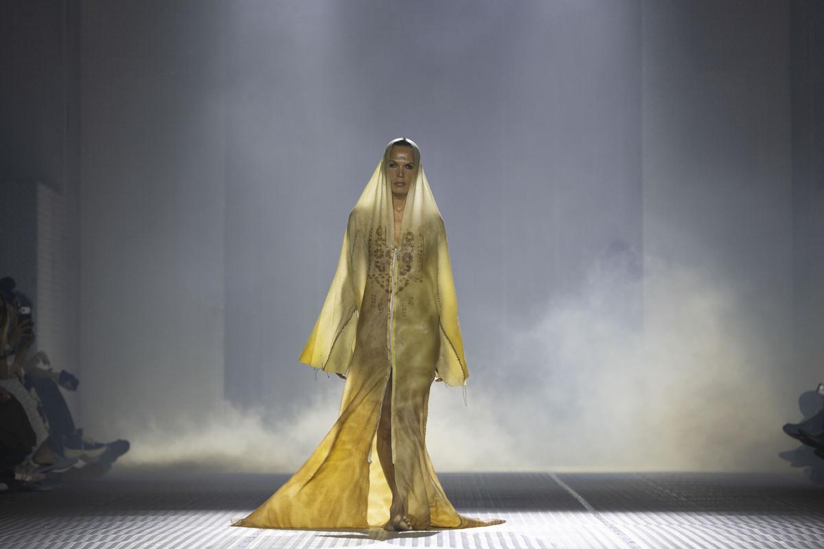 BARCELONA, 17/04/2026.- Un momento del desfile de la diseñadora palestina Nazzal Studio en la última jornada de la 080 Barcelona Fashion este viernes en la capital catalana. EFE/ Marta Pérez