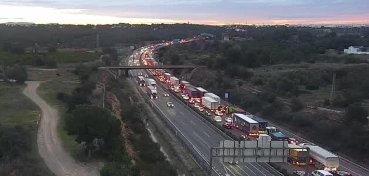El atasco en la A-7 en Manises complica el tráfico en Valencia durante la mañana de este viernes