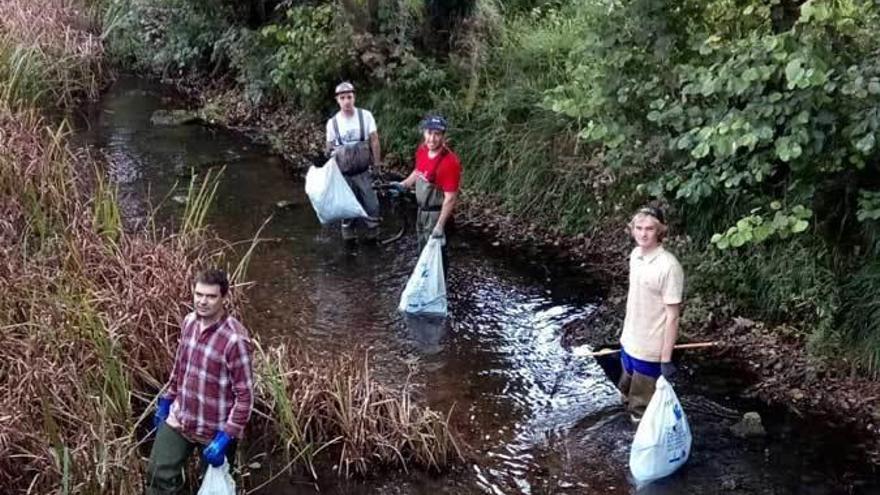 Una cadena musical y un móvil, entre los residuos del río Noreña