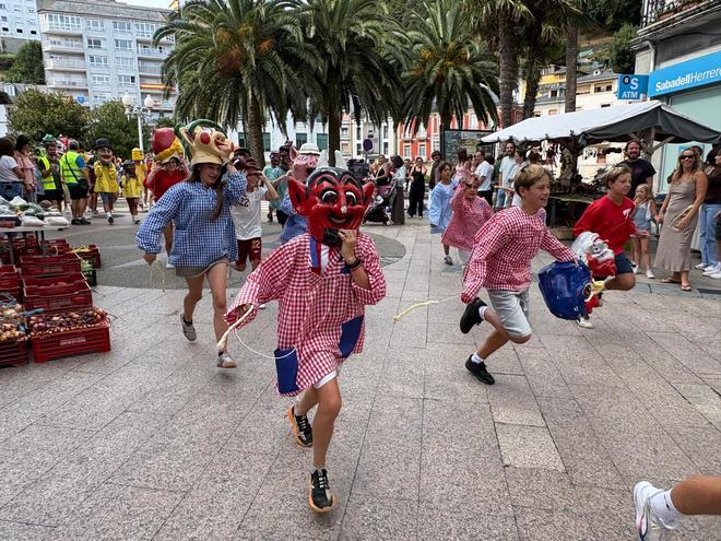 El desfile de gigantes y cabezudos inaugura San Timoteo