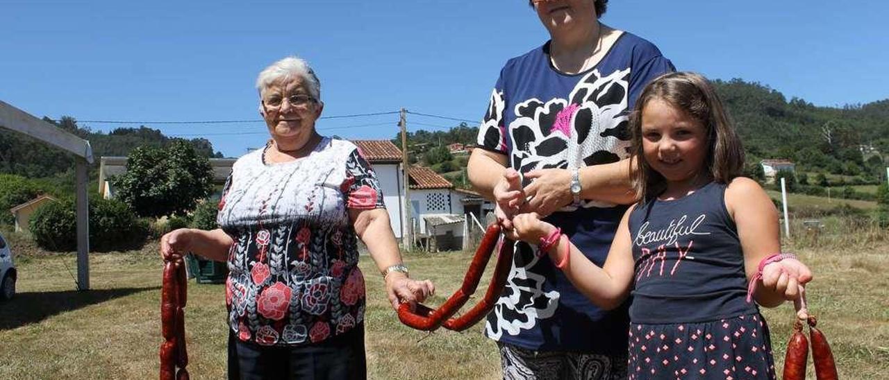 Josefa Martínez, &quot;Pepita&quot;; Maribel Valles y Gabriela Estrada, en el prau de la fiesta de Castañeo.