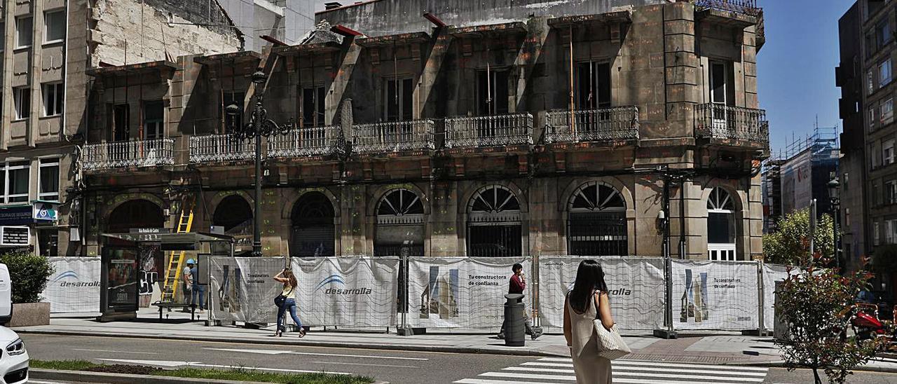 Edificio en obras en la confluencia de las calles Rosalía de Castro y Oporto.