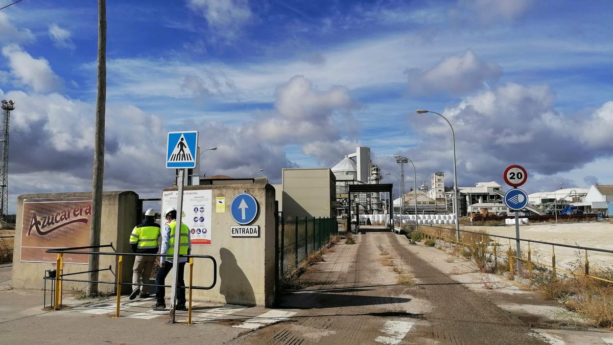 Dos operarios acceden a las instalaciones de la fábrica de Azucarera en Toro
