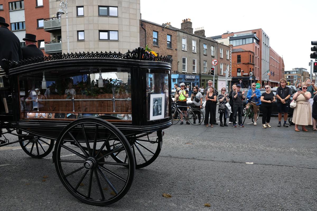 04 August 2026, Ireland, Dublin: A horse drawn hearse takes the coffin away from St Patrick's Cathedral in Dublin, following the funeral of Glen Hansard. The Oscar-winning Irish musician and activist died in a motorcycle crash last week. Photo: Damien Eagers/PA Wire/dpa 04/08/2026 ONLY FOR USE IN SPAIN. Damien Eagers/PA Wire/dpa;Glen Hansard death##;Palo Alto 2026;Hansard;music;celebrity;people;Funeral of Irish musician Glen Hansard in Dublin;