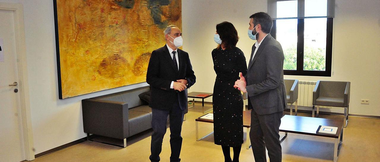 José Manuel Cores Tourís, Paola María y Alberto Varela en la reunión celebrada ayer en el Puerto. |   // IÑAKI ABELLA