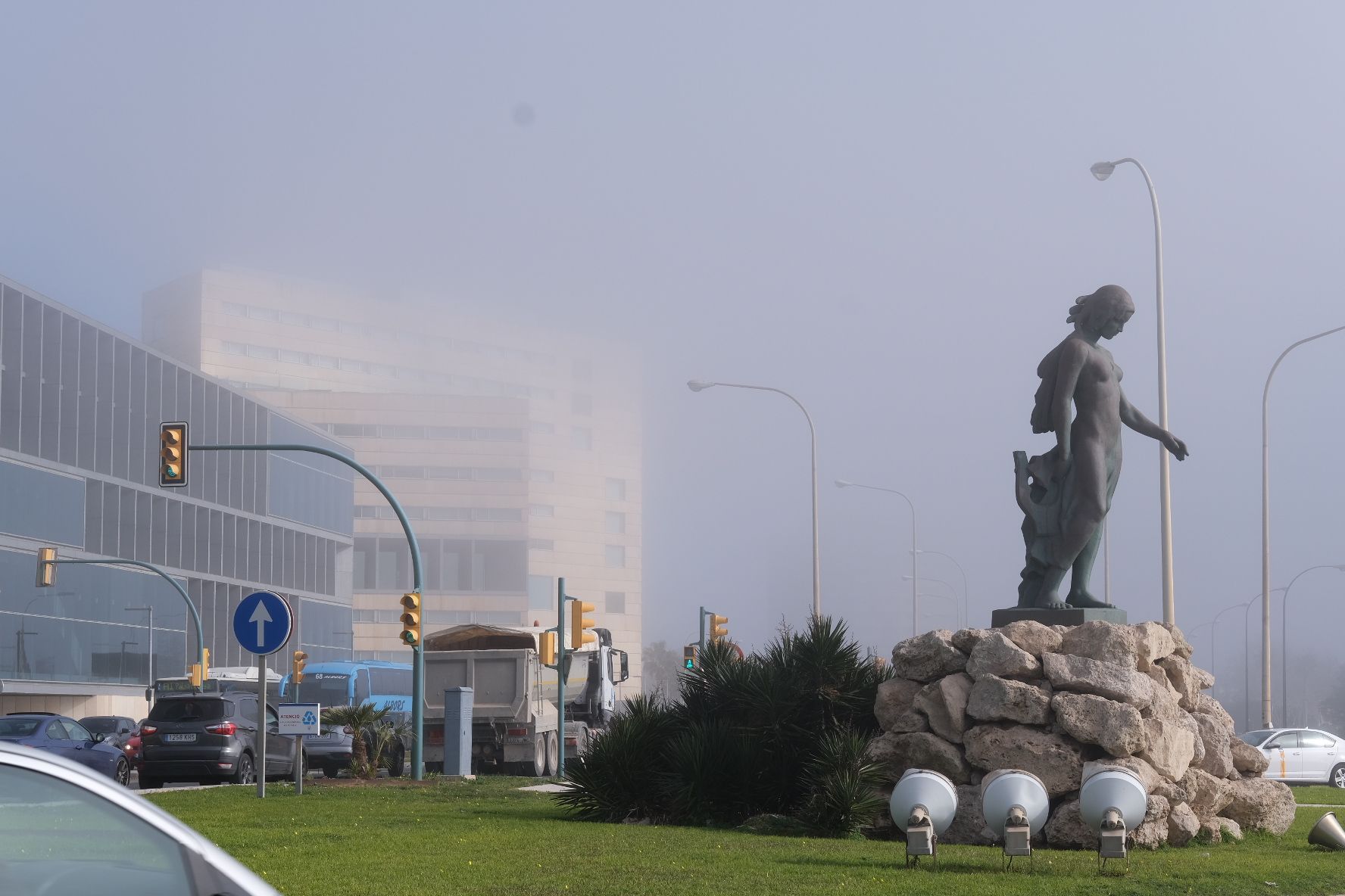 Una densa niebla provocada por el aire cálido y la baja temperatura del mar cubre la bahía de Palma