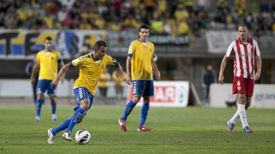 Nauzet Alemán avanza con la pelota ante el Almería en la promoción de ascenso a Primera. | quique curbelo