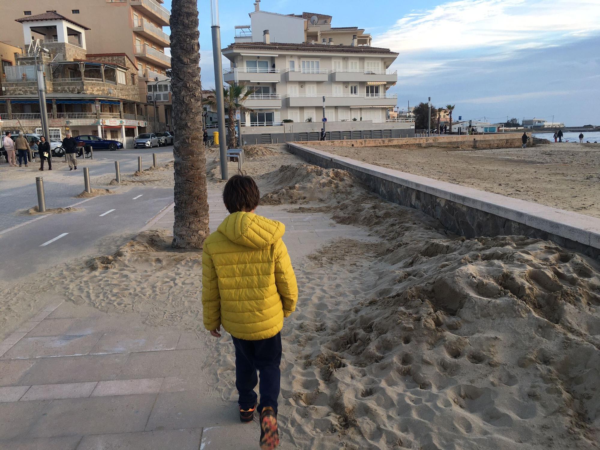 FOTOS| El tiempo en Mallorca: Grandes cantidades de arena invaden la primera línea de Ciudad Jardín, en Palma