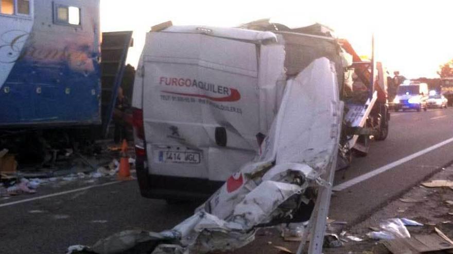 La furgoneta siniestrada y, al fondo, el camión de caballos.