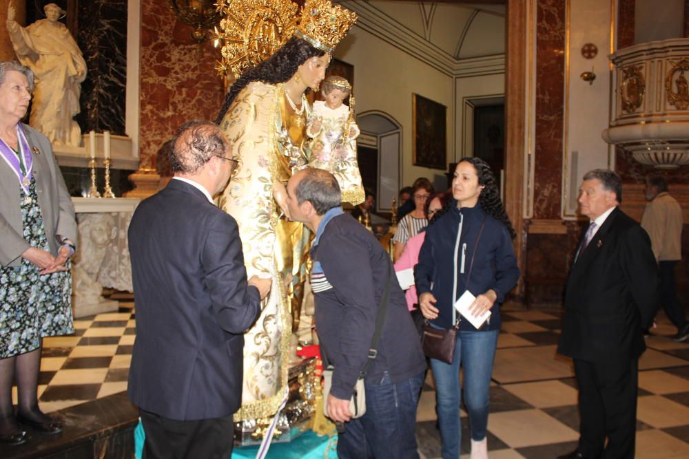 Besamanos de la Virgen de los Desamparados hasta la madrugada