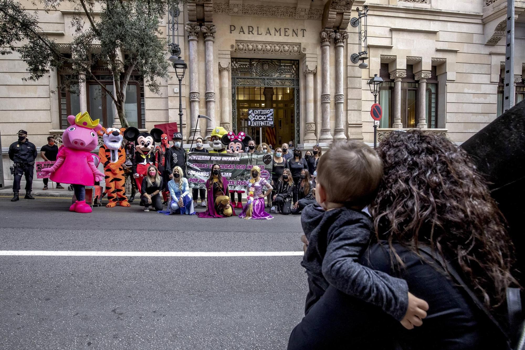 Carnaval de protesta por el centro de Palma para reclamar la reapertura de los parques infantiles