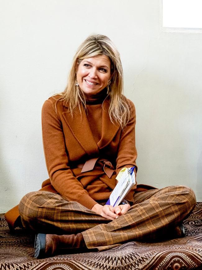 Máxima de Holanda con look camel de pantalón de cuadros