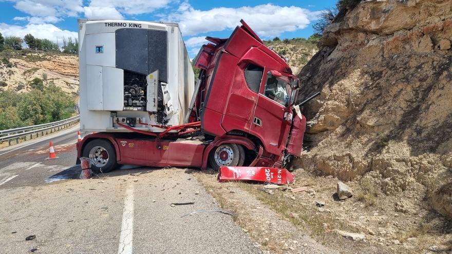 Herido grave el conductor de un camión tras sufrir un accidente entre Caspe y Mequinenza