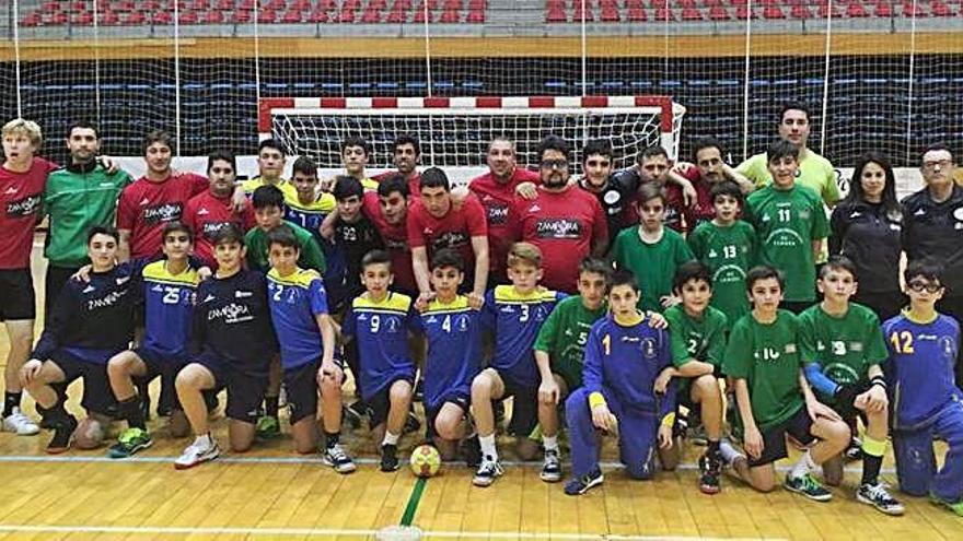 Foto de familia con los dos equipos del BM Zamora tomada en Barakaldo.