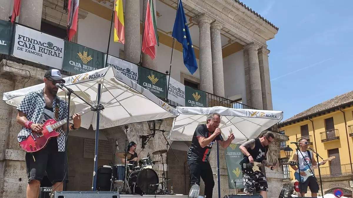El rock y el punk toman la Plaza Mayor de Toro con los conciertos de "Presbicia" y "Parabellum"