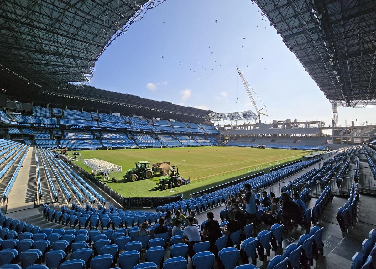 El Celta inicia la retirada del césped dañado en Balaídos