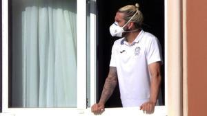 La RFEF abre expediente disciplinario extraordinario al Fuenlabrada. En la foto, Chico Flores, jugador del Fuenlabrada, confinado en el hotel Finisterre de A Coruña.