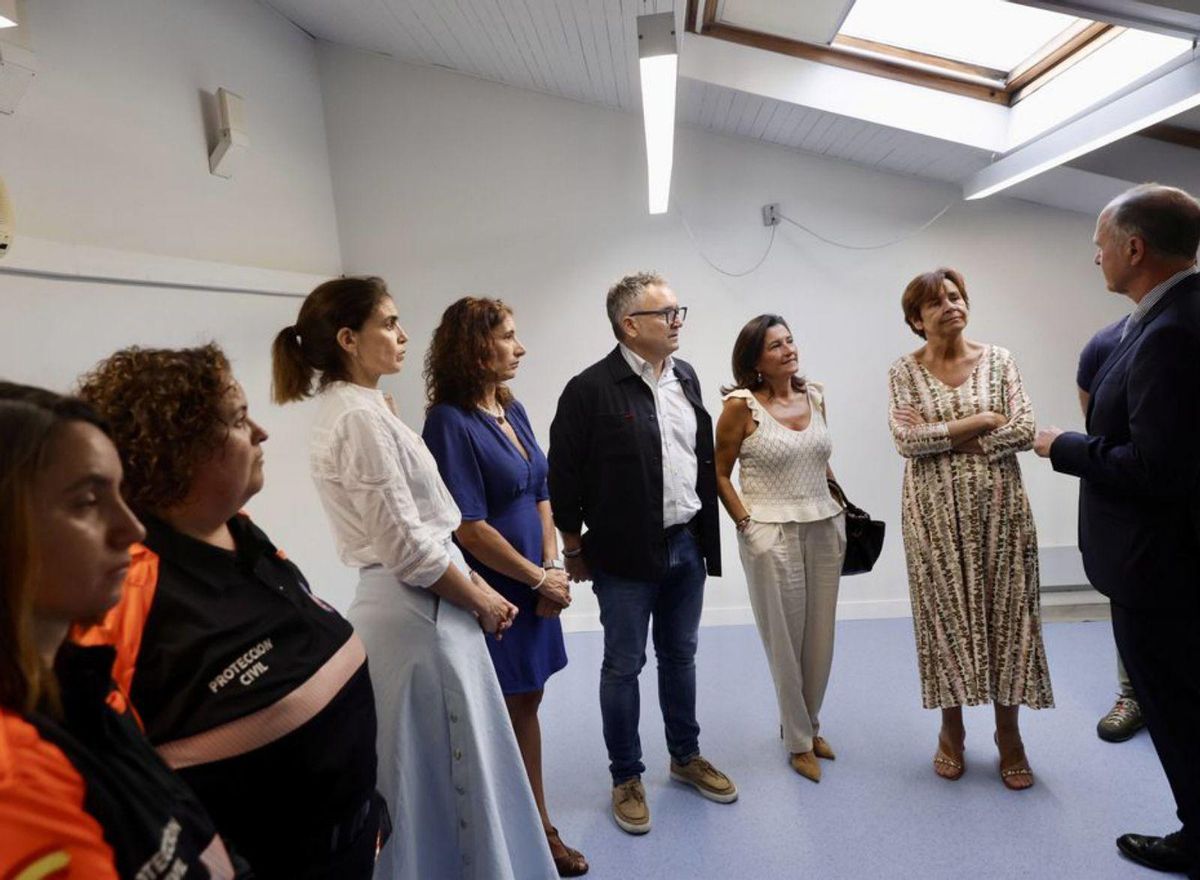 A la izquierda, Luis Moreno explicando la distribución de la nueva sede. A la derecha, miembros de Protección Civil en la puerta de las nuevas instalaciones ubicadas en la plaza Mayor.