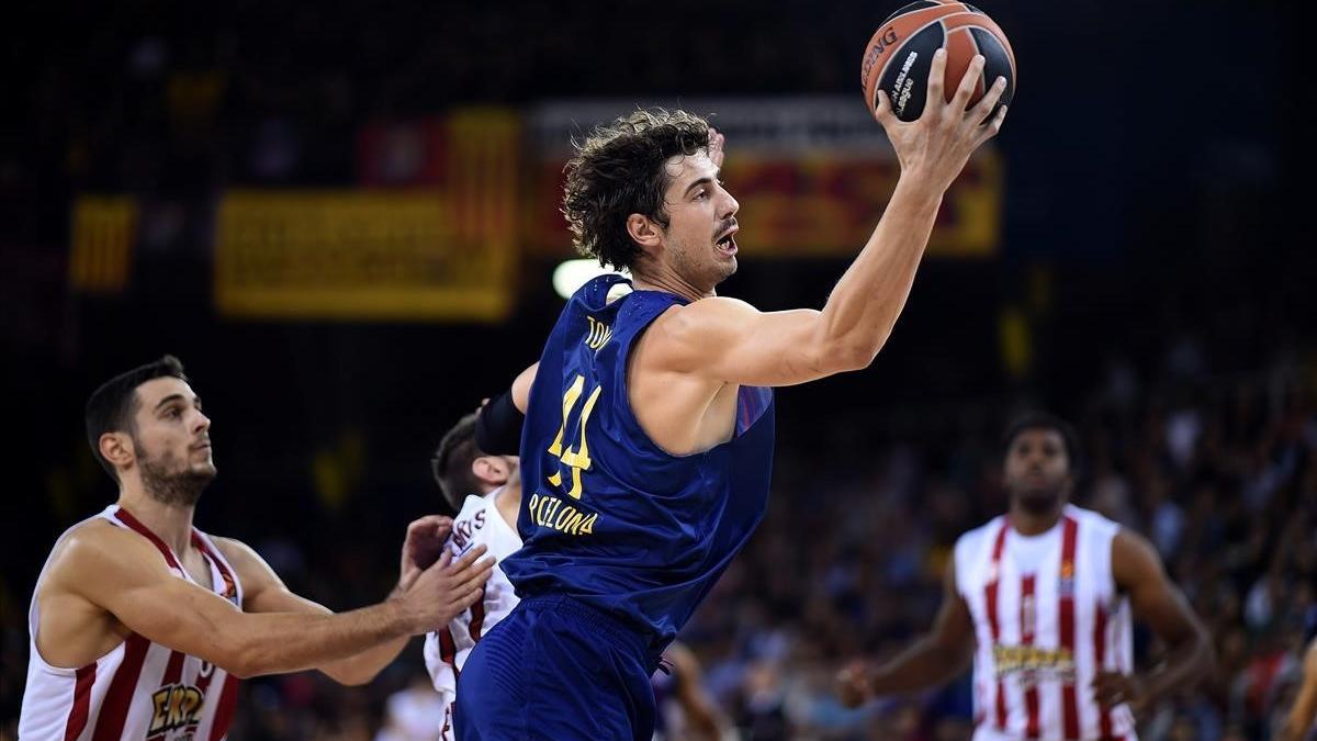 El azulgrana Tomic recupera el balón en un acción del partido ante el Olympiacos