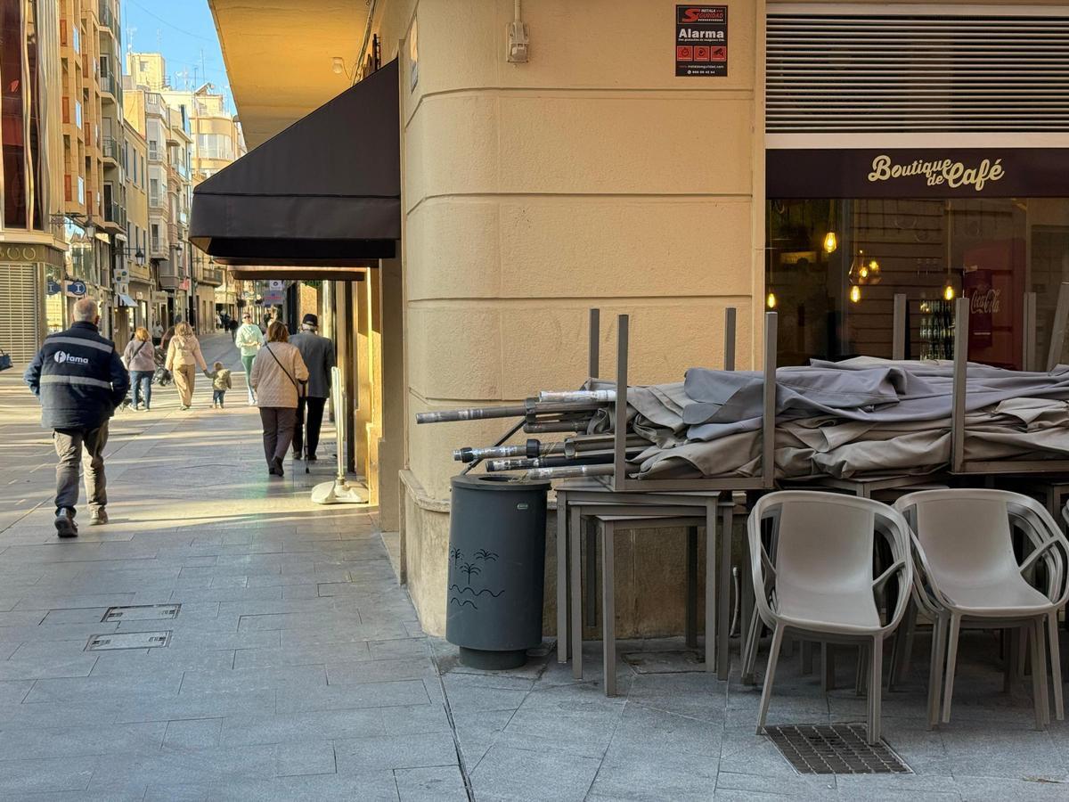 El viento en Elche obliga a recoger las terrazas