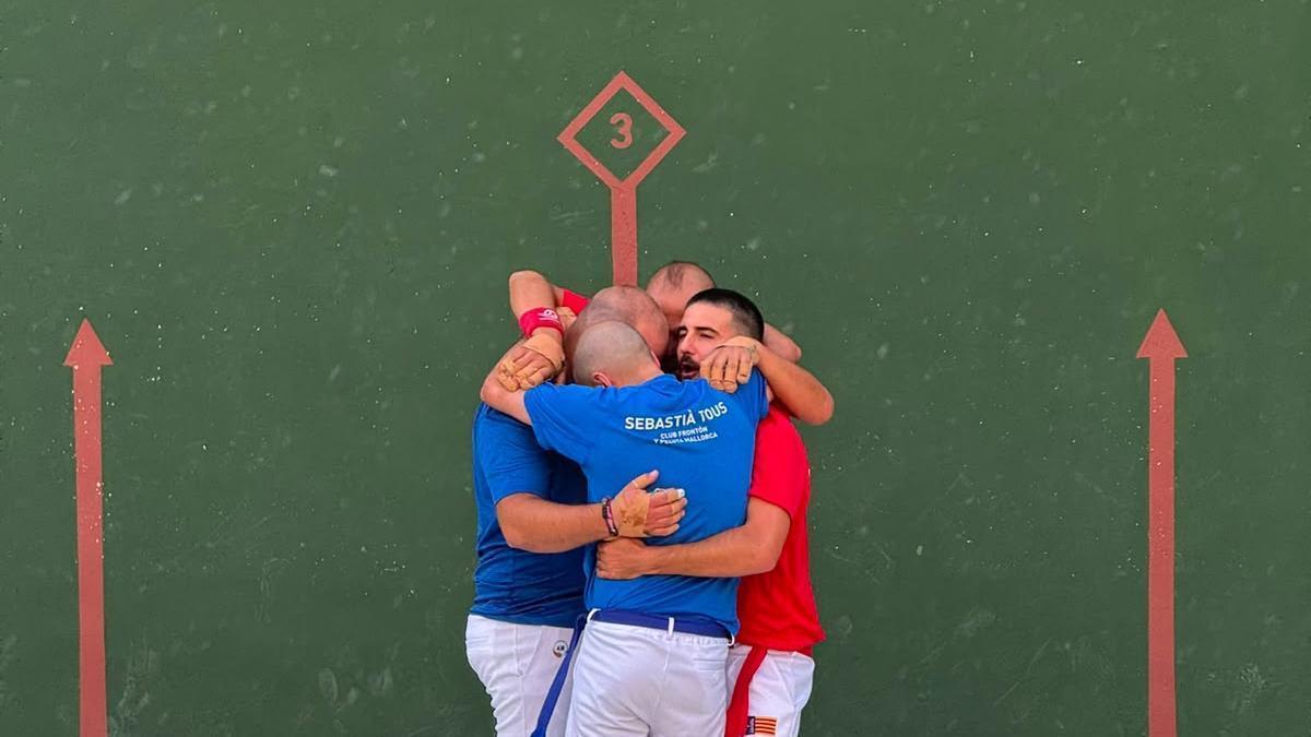 Celebran abrazados una victoria este año en el Frontón de Sineu.