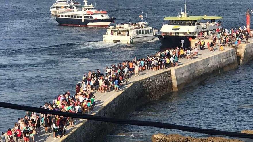 Visitantes en Ons en el verano de 2017, cuando fueron derivados a esta isla debido a que el cupo en Cíes estaba cubierto. // FdV