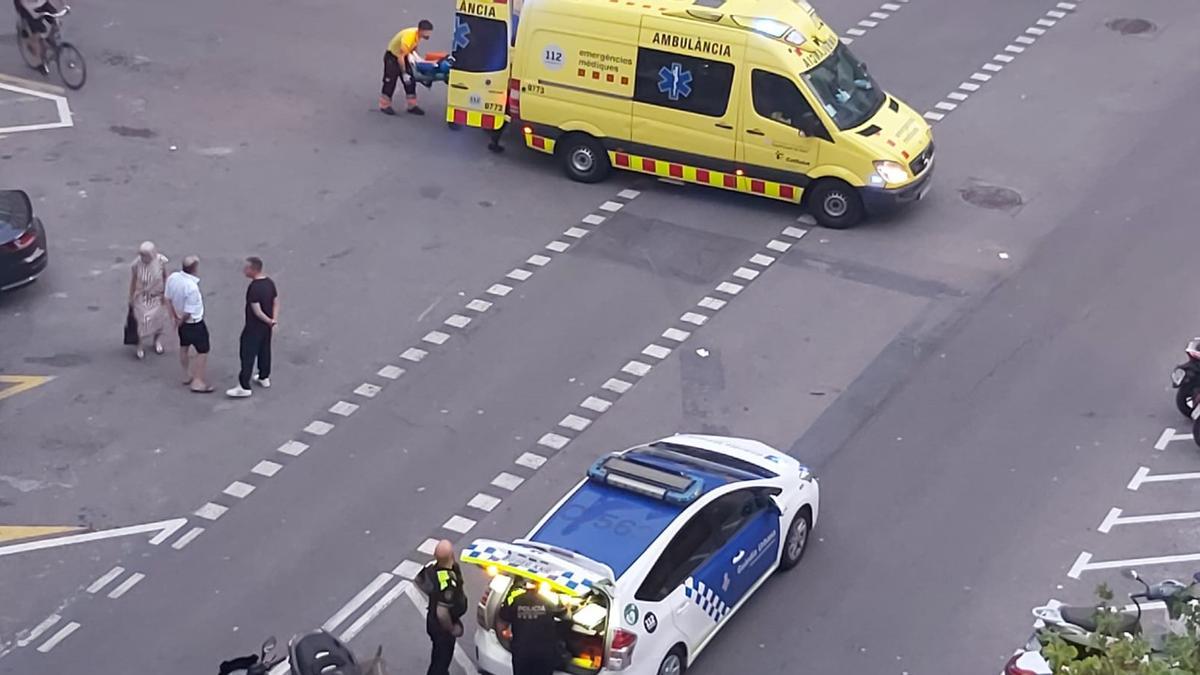 Una ambulancia se lleva al conductor de un patinete atropellado por un 'rider' en bici
