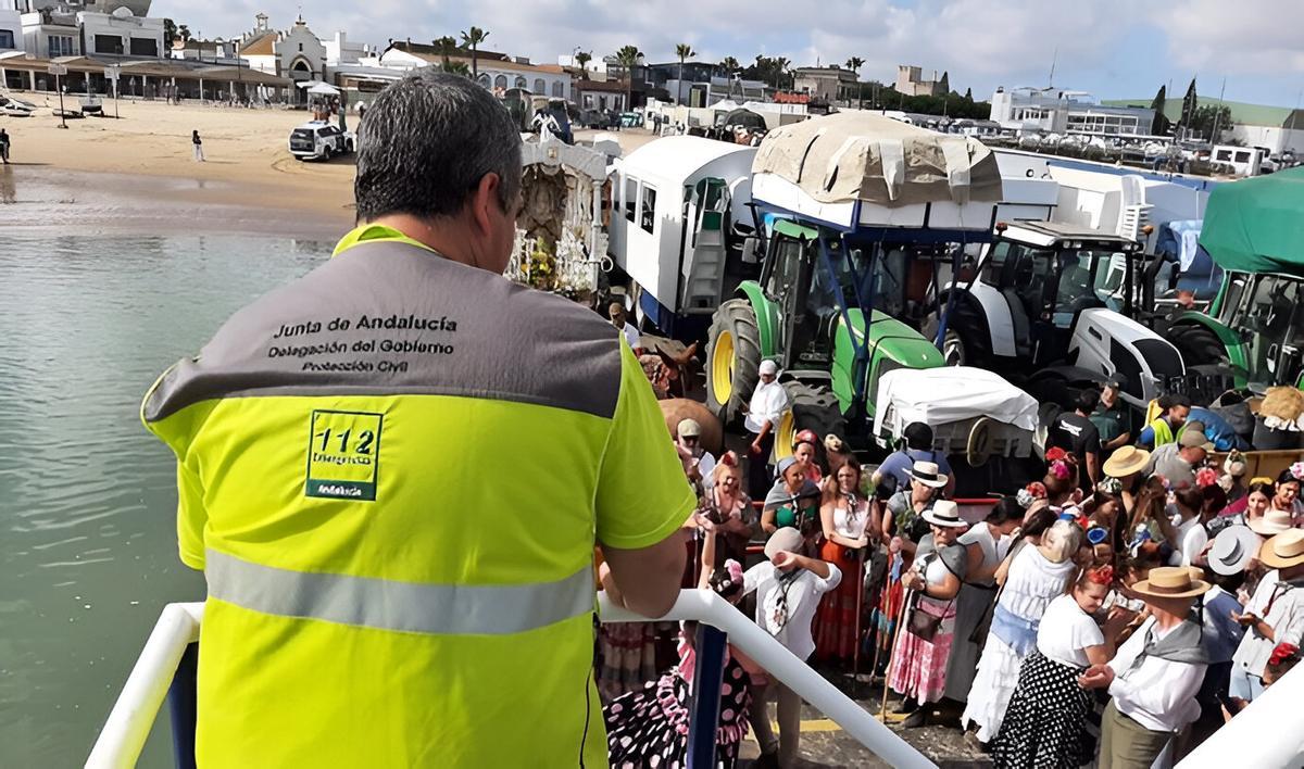 Embarque de hermandades rocieras en Bajo de Guía, Sanlúcar de Barrameda.