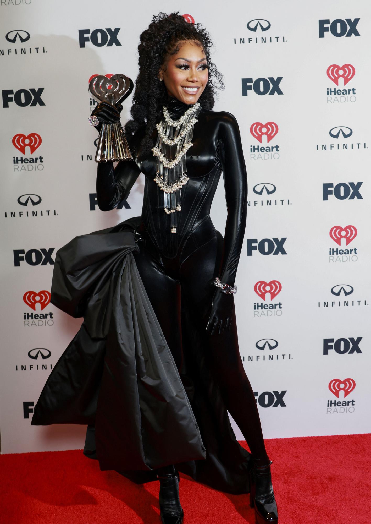 Las mejores imágenes de la alfombra de los iHeartRadio Music Awards 2023