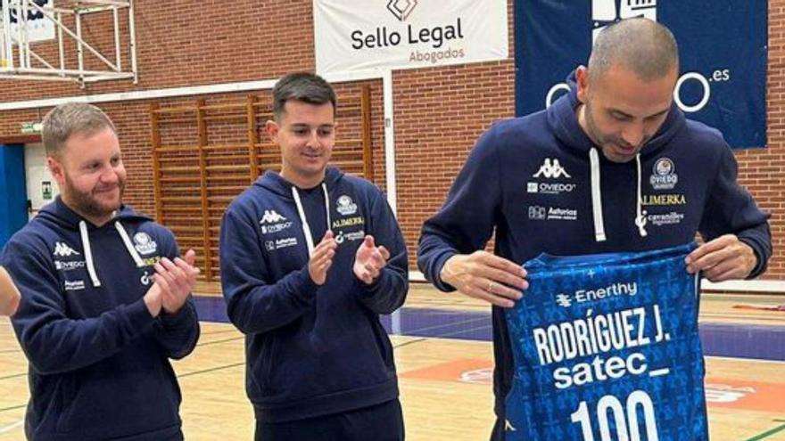 Cien partidos de Javi Rodríguez en el Alimerka Oviedo Baloncesto: el entrenador gallego ya es centenario en Pumarín